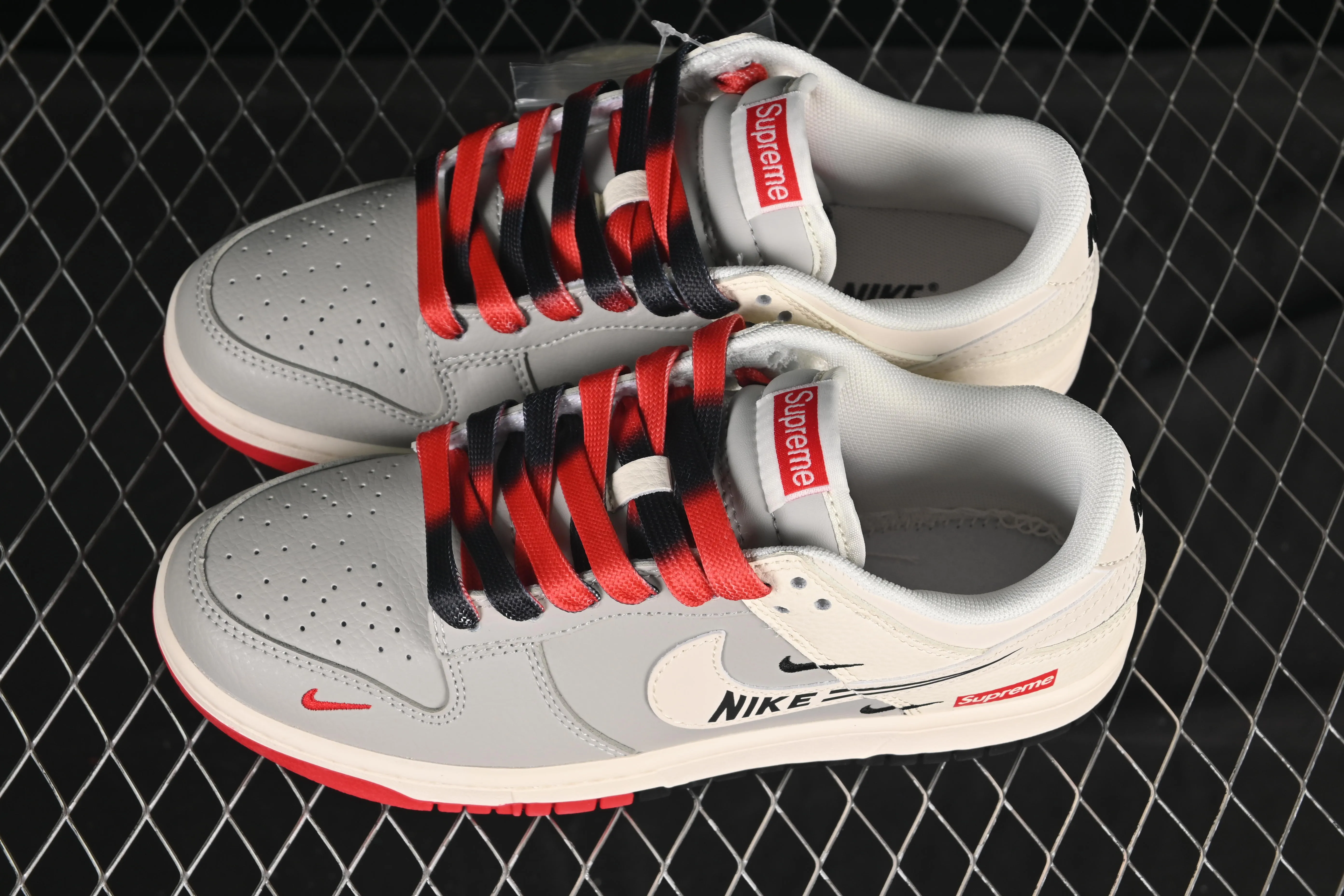 All Categories Nk SB Dunk Series Nk SB Dunk Low High-end customized low-top sneakers Nike SB Dunk Low Supreme co-branded beige three hooks High-end customized low-top casual sneakers QW5836-010